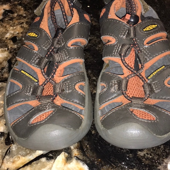 Keen water sandal/sneaker. Little kid size 11 - Picture 5 of 6